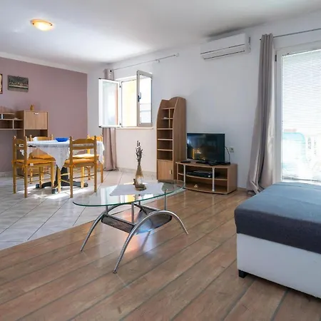 Appartamento Nice In W/ Wifi And 1 Bedrooms