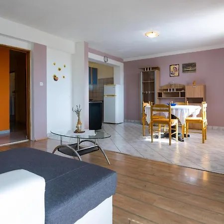 Appartamento Nice In W/ Wifi And 1 Bedrooms