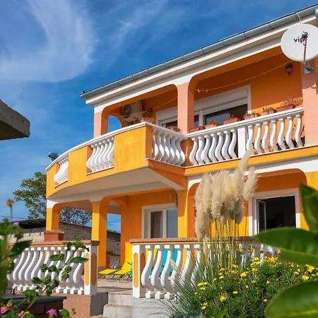 Appartamento Nice In W/ Wifi And 1 Bedrooms Slivnica